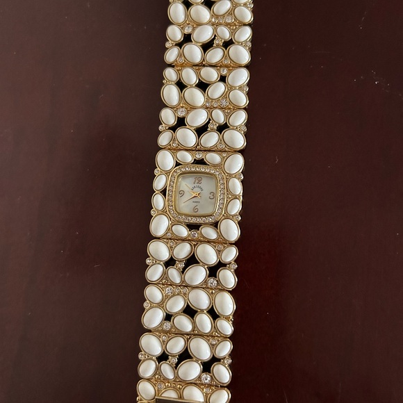 Elegant Vintage Adrienne Gold Rhinestone Pearl Face Watch - Picture 1 of 6